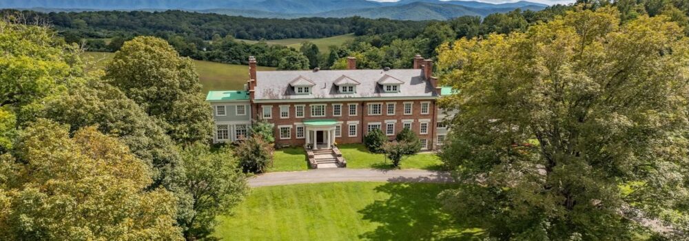 Picture of the front of the Inn at Forest Oaks.